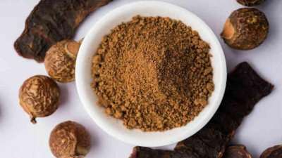 wash-hair-with-reetha-2-12e7acaf0ac0c08ef473a831343b57e5.jpg রিঠা গুড়া - ১০০গ্রাম - Image 1